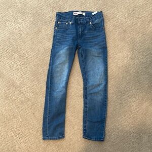 Size 8 Reg Levi’s 510 Skinny stretch denim. Light weight. Med wash blue.